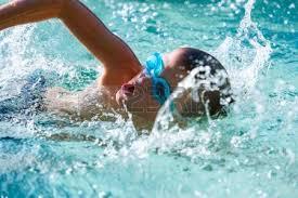 Enfant nageur crawl