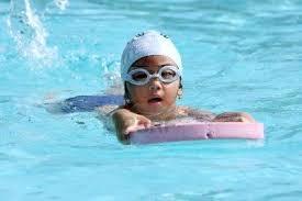 Enfant nageur planche batt