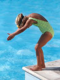 Enfant nageur plongeon bord